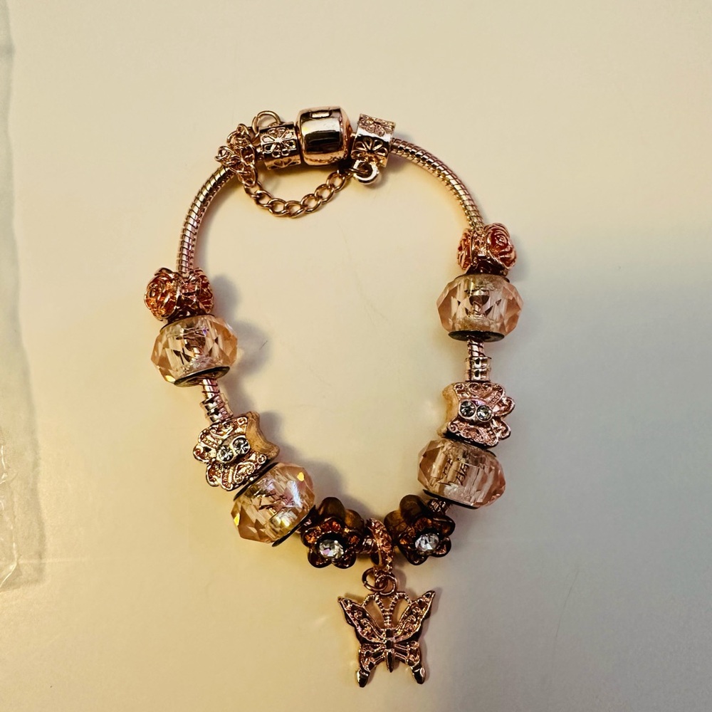 #193 Brand new Elegant Gold Butterfly Charm Bracelet